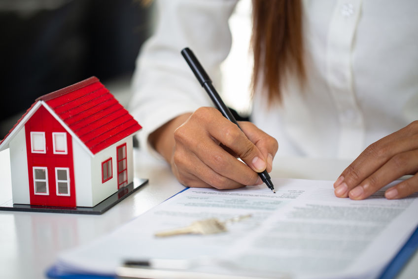 women signing contract